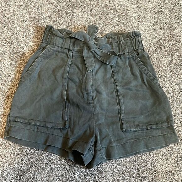 H&M Paper Bag High Waisted Tie Waist Belted, soft loose Shorts dark green - Picture 2 of 12